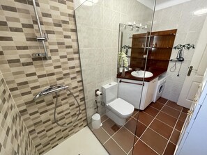 Bathroom - Charming Seaside House in Roses near Almadraba Beach, Sleeps 4 (Roses)