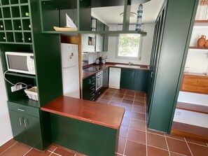 Fridge, microwave, oven, dishwasher - Charming Seaside House in Roses near Almadraba Beach, Sleeps 4 (Roses)