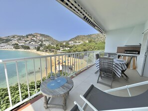 Outdoor dining - 2-bed Apt 4.5km from Roses with beach access, AC, parking, Wi-Fi (Roses)