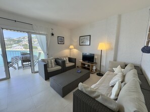 TV - 2-bed Apt 4.5km from Roses with beach access, AC, parking, Wi-Fi (Roses)