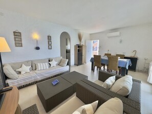 TV - 2-bed Apt 4.5km from Roses with beach access, AC, parking, Wi-Fi (Roses)