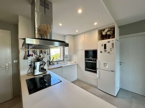 Refrigerador, microondas, horno y lavavajillas 