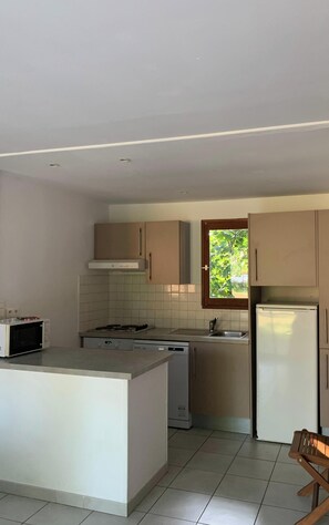 Frigorifero, microonde, forno, piano cottura