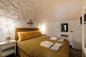 Schreibtisch, Bügeleisen/Bügelbrett, Reisekinderbett, kostenloses WLAN