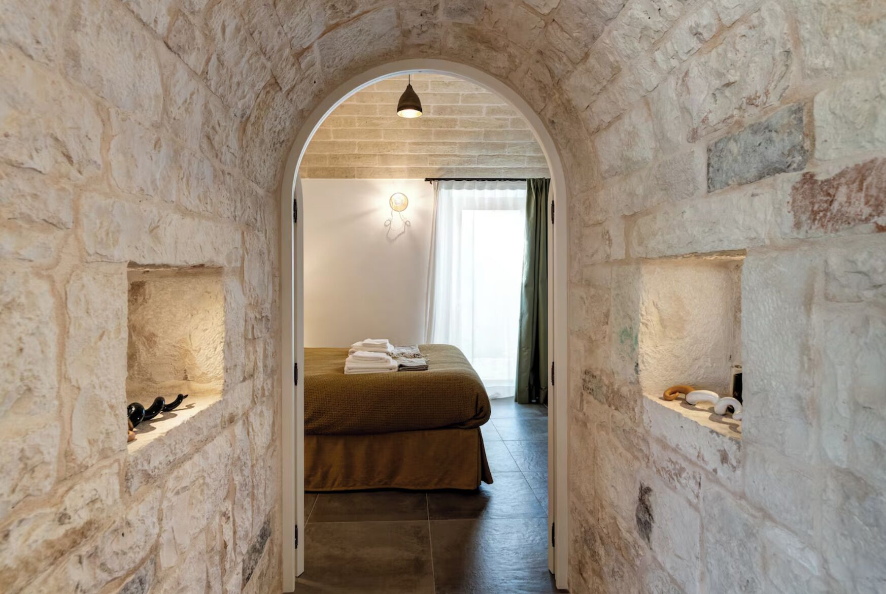 Een bureau, een strijkplank/strijkijzer, reisbedje, gratis wifi