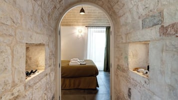 Een bureau, een strijkplank/strijkijzer, reisbedje, gratis wifi