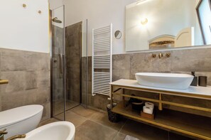 Douche, sèche-cheveux, bidet, serviettes fournies