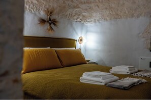 4 bedrooms, desk, iron/ironing board, travel crib - Boutique Trullo in Itria Valley with Private Pool (Palmisano)