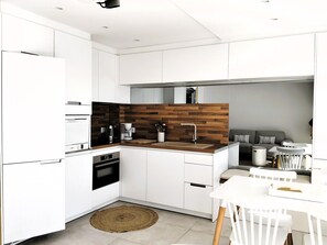Fridge, microwave, stovetop, dishwasher - Bright apartment, sea view - 2 guests (Roses)