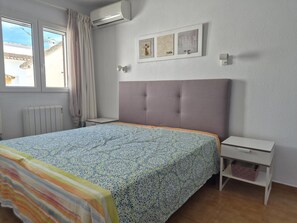 3 bedrooms, free WiFi, bed sheets - Charming townhouse near river - 6 guests (Denia)
