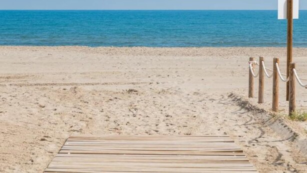 A wooden boardwalk leading to a beach with a clear view of the ocean. - Apartment with sea view - 4 guests (Denia)