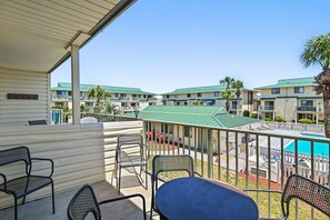 Outdoor dining - ⭐Walk2Beach-Updated-Community Pool-2BR Sandprints A8⭐ (Miramar Beach)