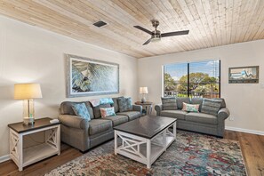 Smart TV - ⭐Walk2Beach-Updated-Community Pool-2BR Sandprints A8⭐ (Miramar Beach)