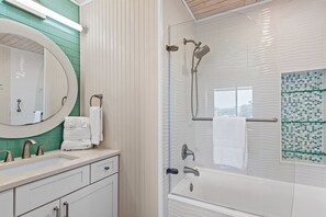Shower, towels - ⭐Walk2Beach-Updated-Community Pool-2BR Sandprints A8⭐ (Miramar Beach)