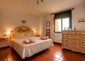 4 habitaciones, tabla de planchar con plancha, wifi y ropa de cama 