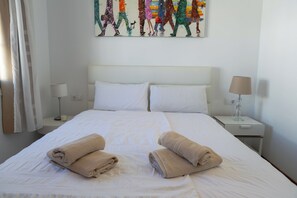 Een strijkplank/strijkijzer, wifi, beddengoed