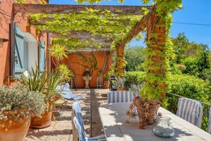 Outdoor dining - Large villa for 2 families - 6 bedrooms - Secure swimming pool - Six-Fours (Six fours les plages)