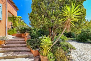 Property grounds - Large villa for 2 families - 6 bedrooms - Secure swimming pool - Six-Fours (Six fours les plages)