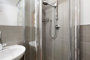 Shower, hair dryer, towels - Double Room with Mountain View and Wi-Fi (Rabbi)
