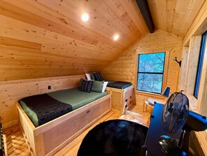 Bureau, fer et planche à repasser, lit parapluie, Wi-Fi gratuit