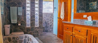 Luxurious and spacious Villa in peaceful Nuevo Arenal