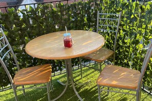 Outdoor dining - 1-bed Apt, Sleeps 4, Old Trafford Nearby (Manchester)