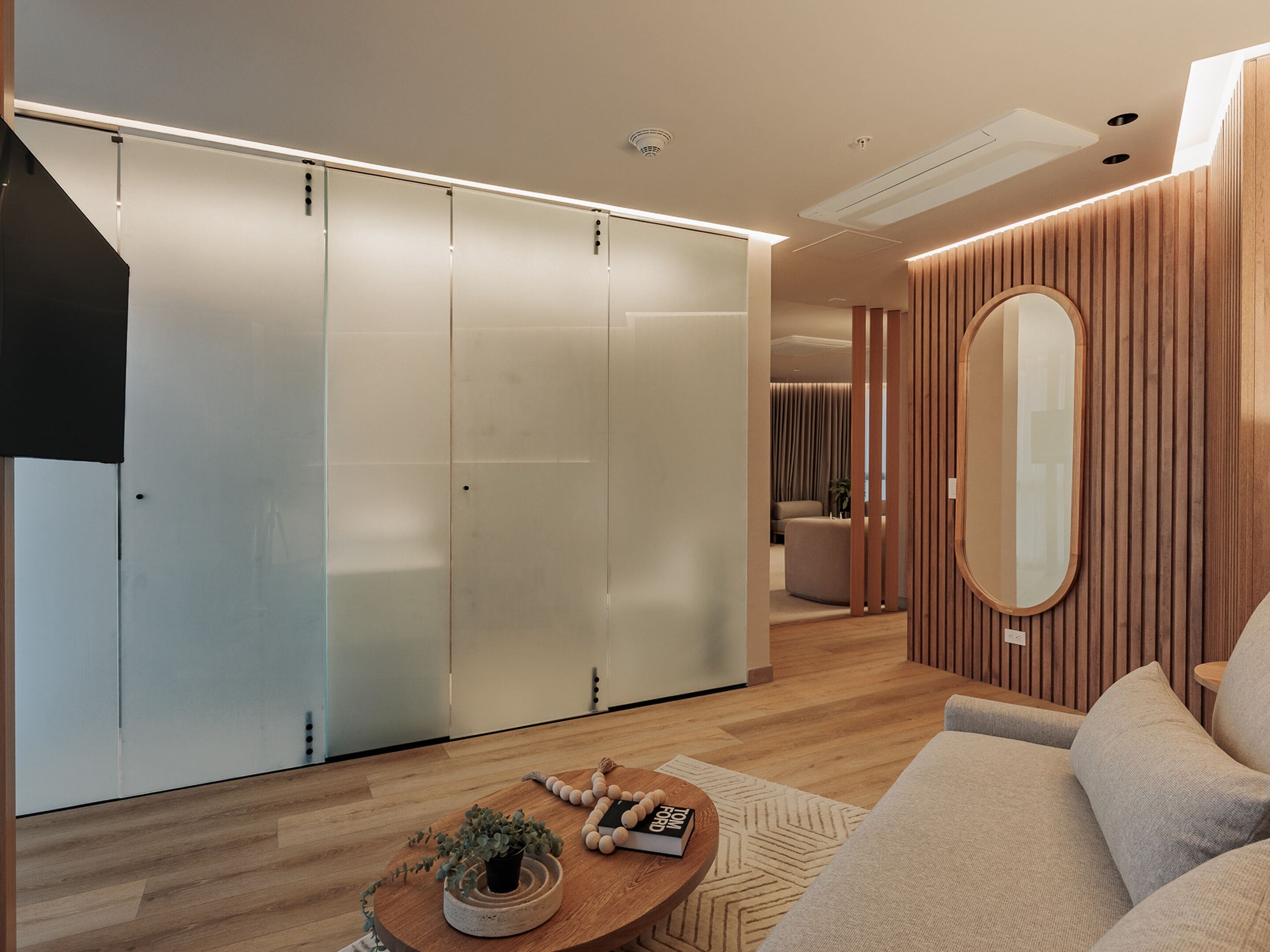 Deluxe Suite, City View | Interior