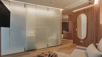 Deluxe Suite, City View | Interior