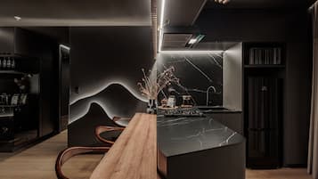 Suite Superior, 2 camere da letto, vista città | Cucina privata | Frigorifero, microonde, piano cottura, macchina per tè/caffè