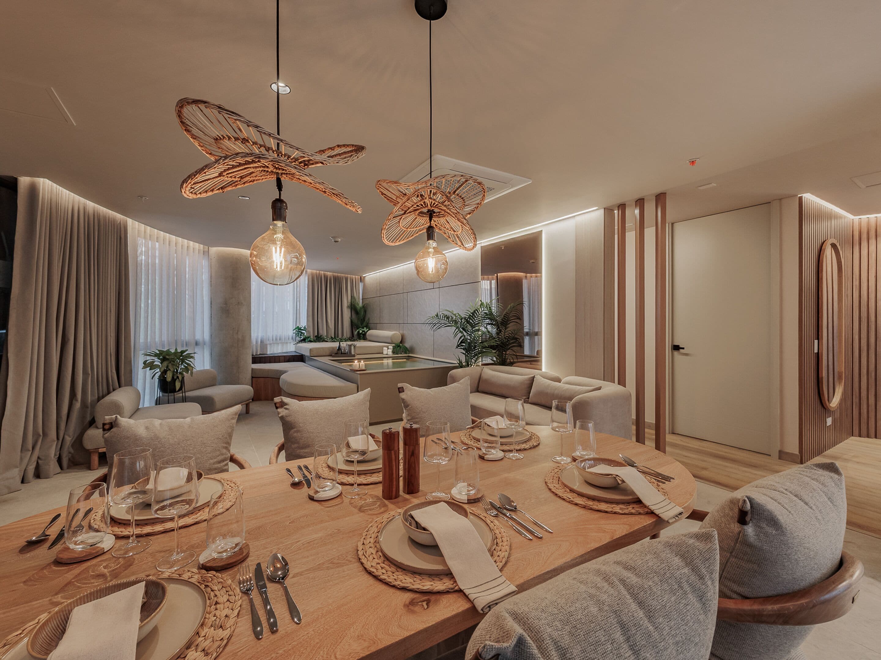 Deluxe Suite, City View | Dining room