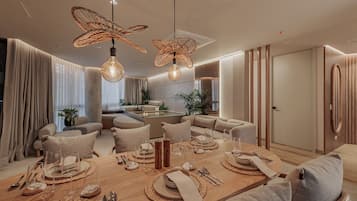 Deluxe Suite, City View | Dining room