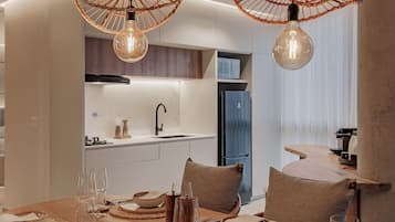 Deluxe Suite, City View | Private kitchen