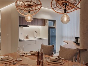 Deluxe Suite, City View | Private kitchen