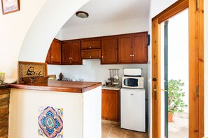 Wasserkocher mit Kaffee-/Teezubehör, Kühlschrank, Mikrowelle, Ofen