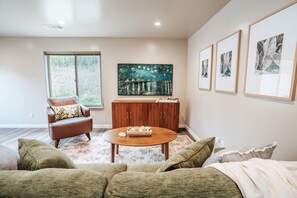 Living area - Perfect 1-bedroom apartment in the redwood curtain for your getaway (Eureka)