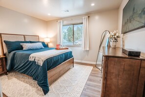 Tabla de planchar con plancha, wifi, ropa de cama