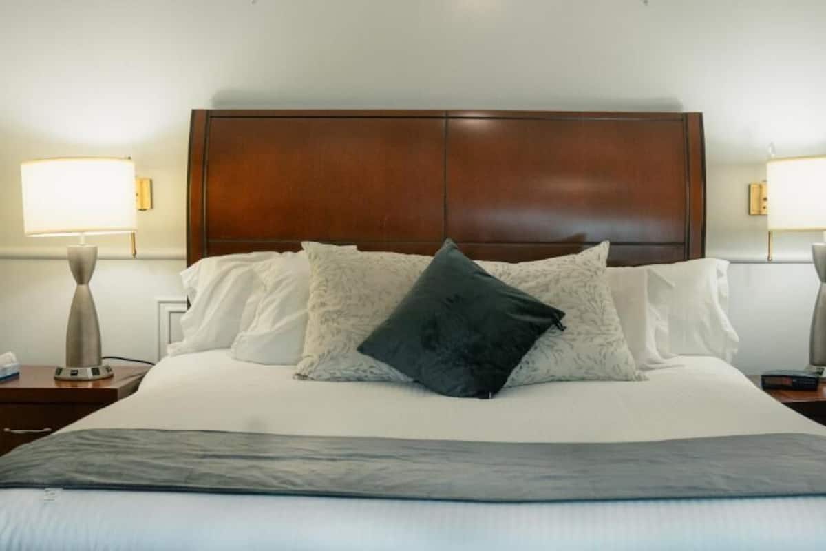 Suite – deluxe, 1 kingsize-seng, ikke-røyk | Skrivebord, strykejern/-brett og wi-fi (inkludert)