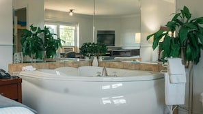 Kombinert dusj/badekar, toalettartikler (inkludert) og hårføner