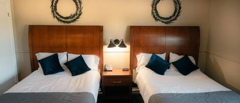 Escritorio, tabla de planchar con plancha y wifi gratis