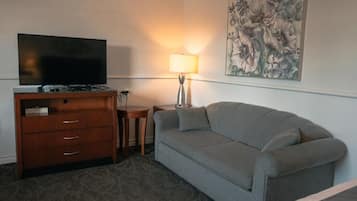 Deluxe Room, Multiple Beds, Non Smoking | Living area