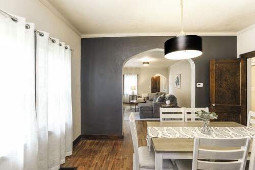 Lovely 3-bedroom house close to parks.