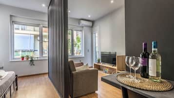 Family Studio Suite, City View | Interior