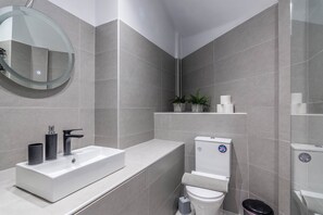 Junior Studio | Bathroom | Shower, hair dryer, towels, soap - ARIS Premium Accommodation (Athens)