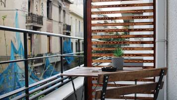 Family Studio Suite, City View | Outdoor dining