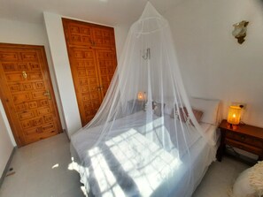 4 bedrooms, iron/ironing board, WiFi, bed sheets - Casa Carolina: Tranquil oasis with heated pool, stunning views and Spanish charm (Benissa)