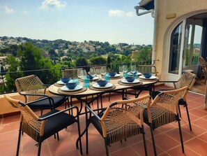 Outdoor dining - Casa Carolina: Tranquil oasis with heated pool, stunning views and Spanish charm (Benissa)