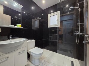 Bathroom - Pop Art Residence by Staycom (Nicosia)