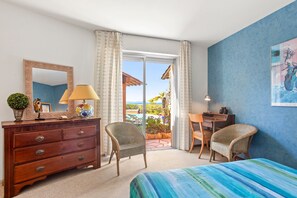 Iron/ironing board, WiFi, bed sheets - Facing Porquerolles Island, 180 m², Large Pool, 50 m from Beach, Sea View (La Londe-les-Maures)
