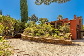 Property grounds - Facing Porquerolles Island, 180 m², Large Pool, 50 m from Beach, Sea View (La Londe-les-Maures)