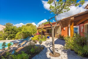 Terrace/patio - Facing Porquerolles Island, 180 m², Large Pool, 50 m from Beach, Sea View (La Londe-les-Maures)